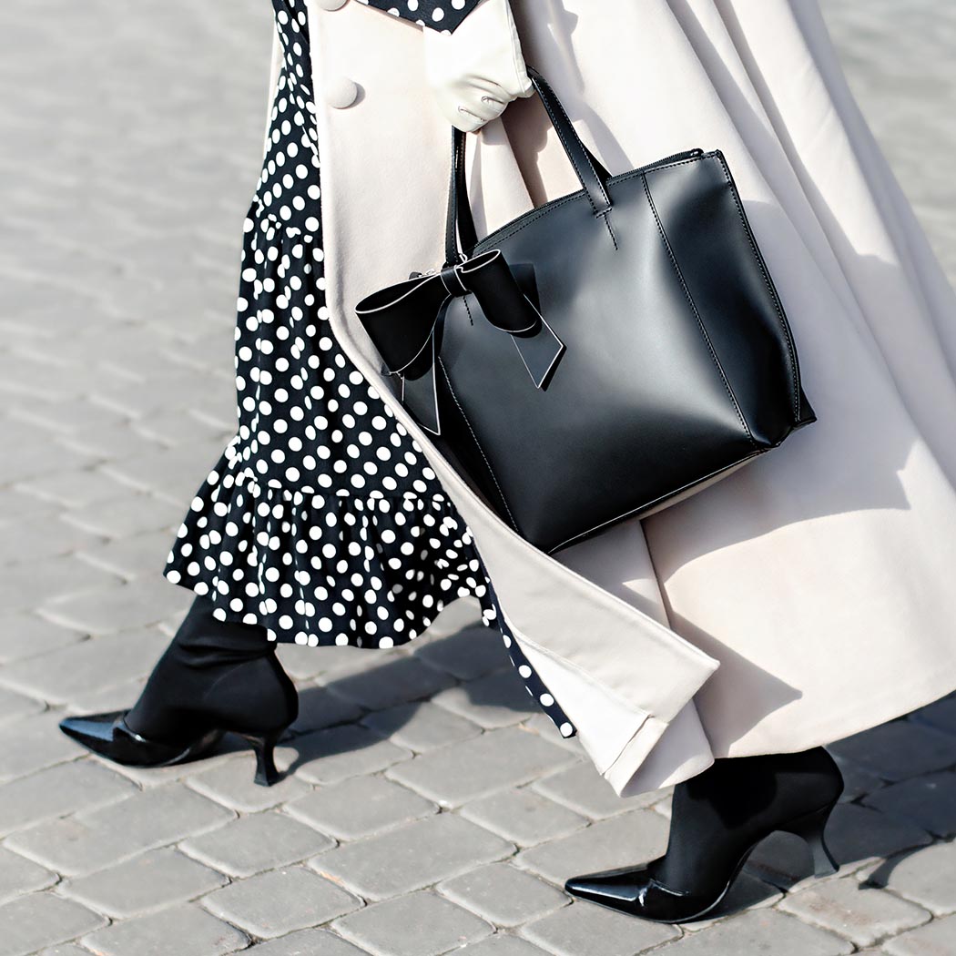 Czarno-białe stylizacje. Jak nosić ponadczasowe kolory w duecie? Poznaj modne pomysły na look
